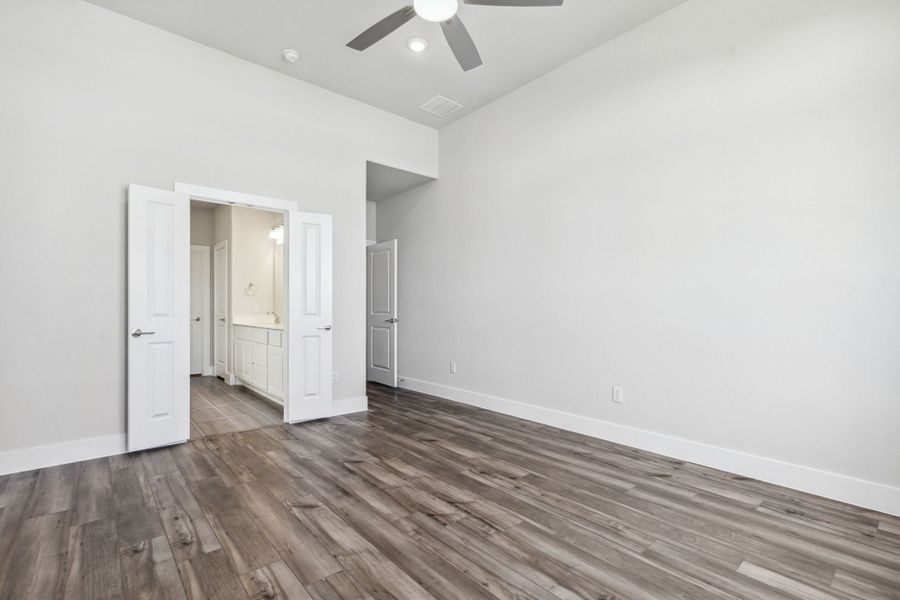 Spacious, unfurnished interior of a new home in Dove Hollow, Waxahachie (Image 23).