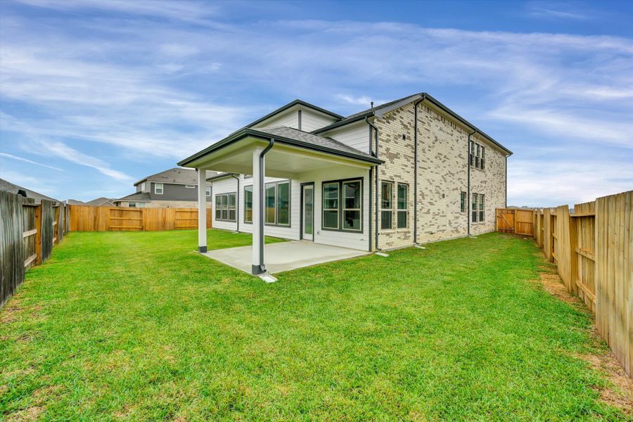 Exterior details and patio area of a home in Canterra Creek  60', Rosharon (Image 3).