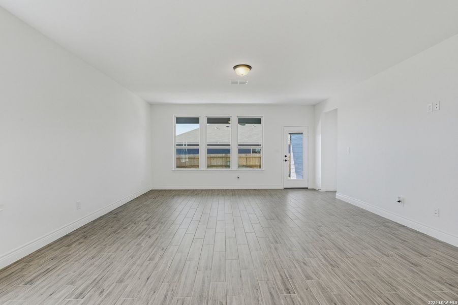 Spacious, unfurnished interior of a new home in Bison Ridge, San Antonio (Image 13).