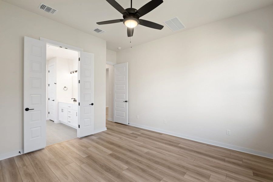 Spacious, unfurnished interior of a new home in Lariat, Liberty Hill (Image 33).