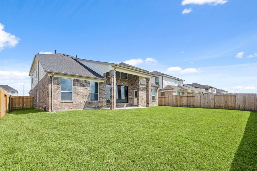 Exterior details and patio area of a home in Briarwood Crossing, Rosenberg (Image 3).