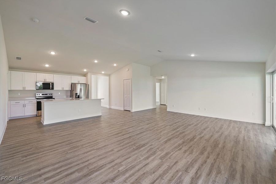 Spacious, unfurnished interior of a new home in Cape Coral, Cape Coral (Image 16).