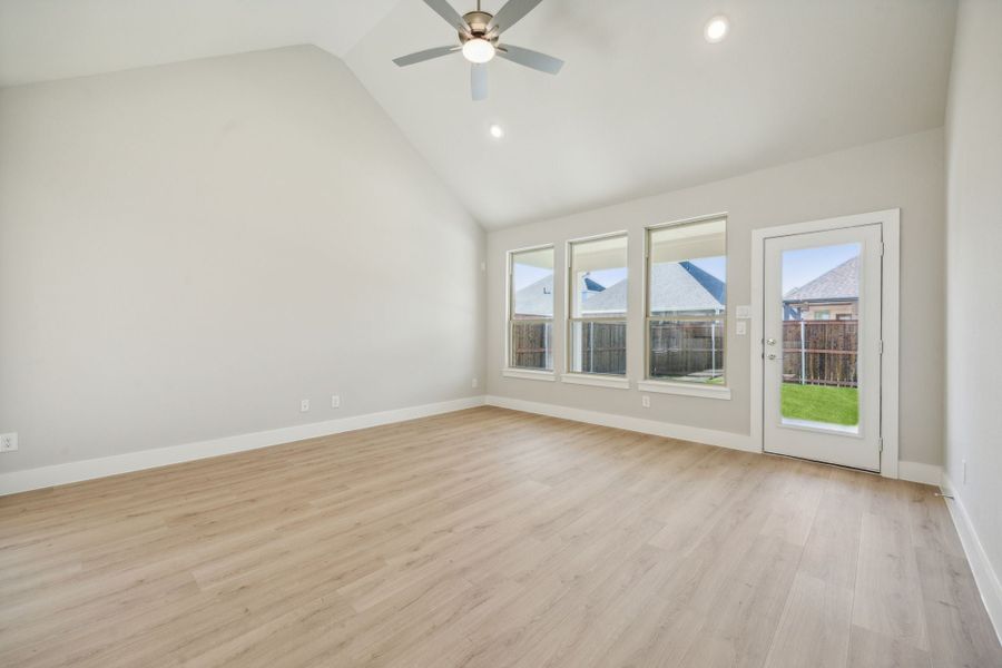 Spacious, unfurnished interior of a new home in Dove Hollow, Waxahachie (Image 15).
