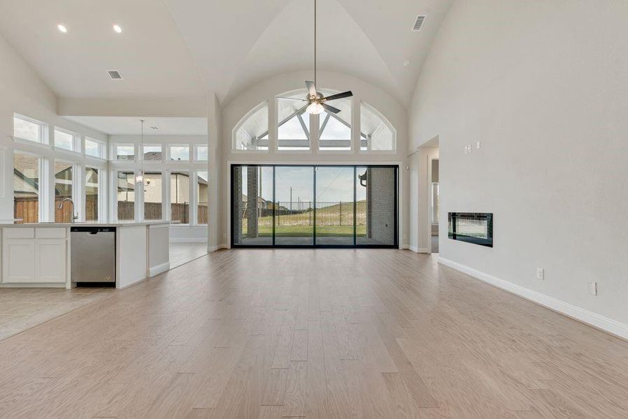 Spacious, unfurnished interior of a new home in Breezy Hill, Rockwall (Image 23).