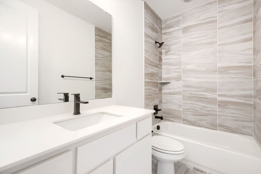 4302 Blackberry - Full Bathroom