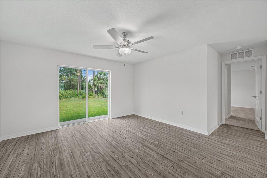 Spacious, unfurnished interior of a new home in Vero Lake Estates, Vero Beach (Image 13).