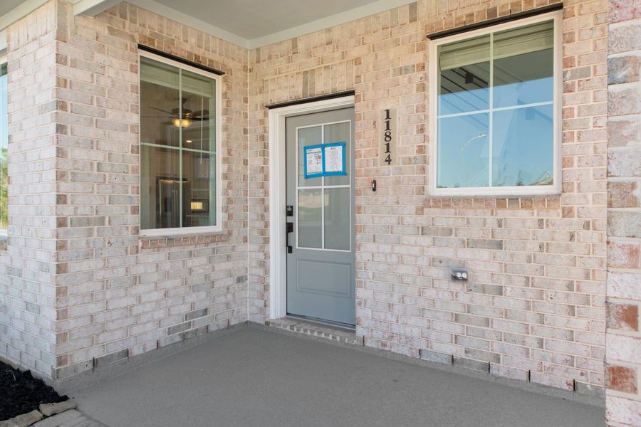Exterior details and patio area of a home in Sienna, Missouri City (Image 4).