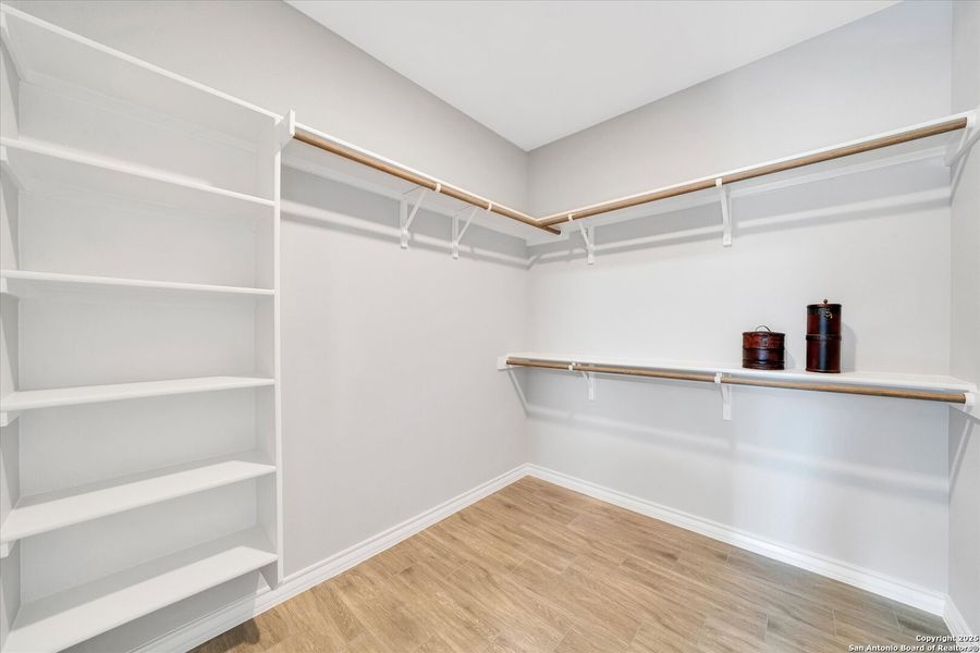 Spacious, unfurnished interior of a new home in , Natalia (Image 21).