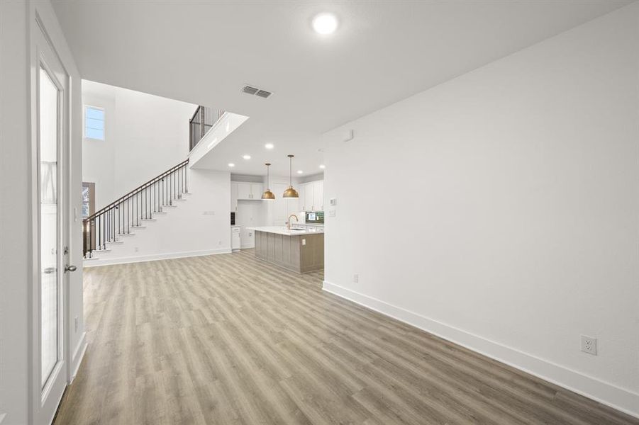 8752 Treeline- Dining-2