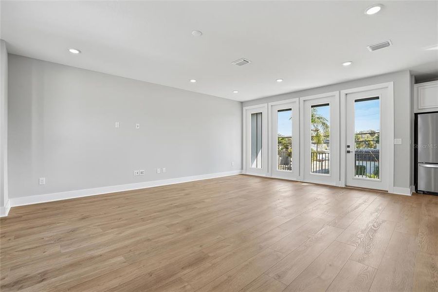 Spacious, unfurnished interior of a new home in , St. Petersburg (Image 37).