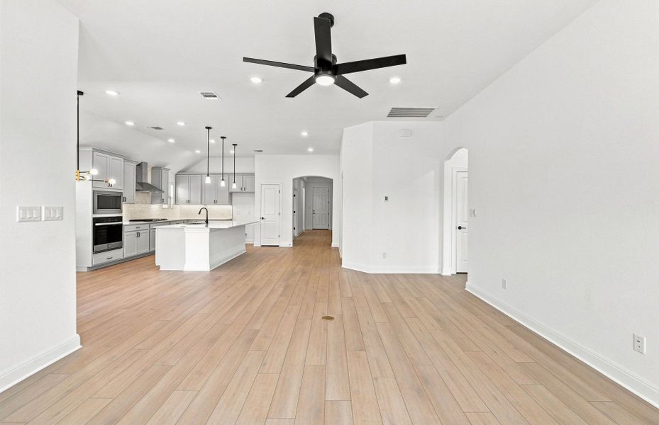 Spacious, unfurnished interior of a new home in Crescent Bluff, Georgetown (Image 17).
