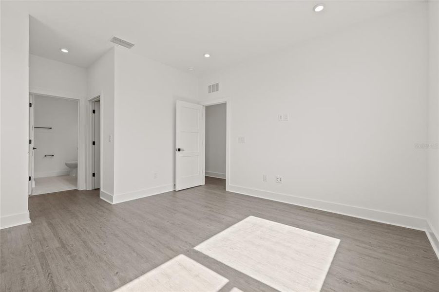 Spacious, unfurnished interior of a new home in Alante, St. Petersburg (Image 18).