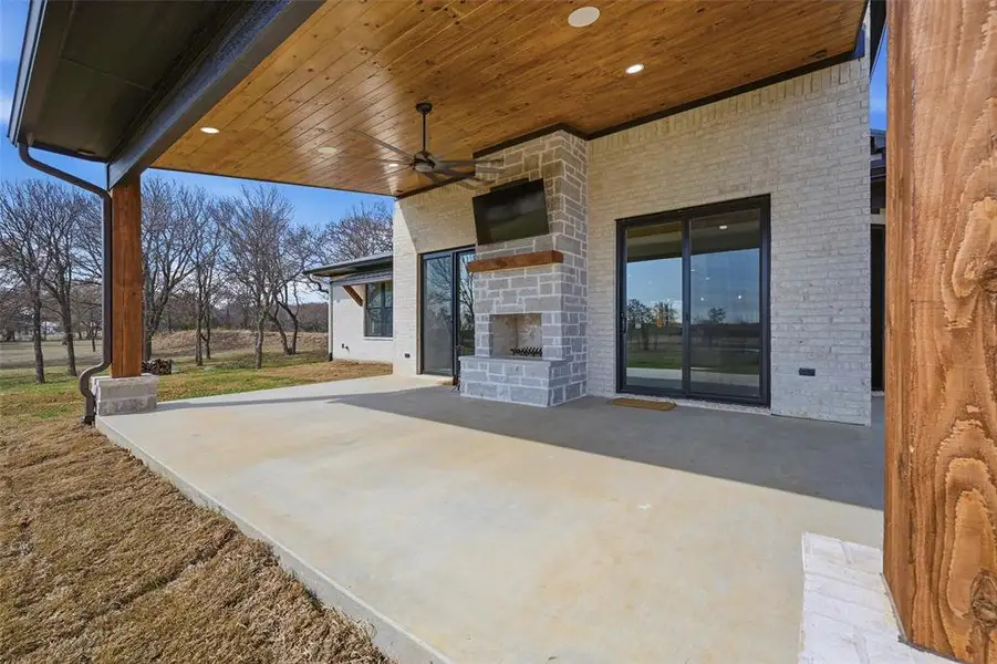 Exterior details and patio area of a home in , Gainesville (Image 4).