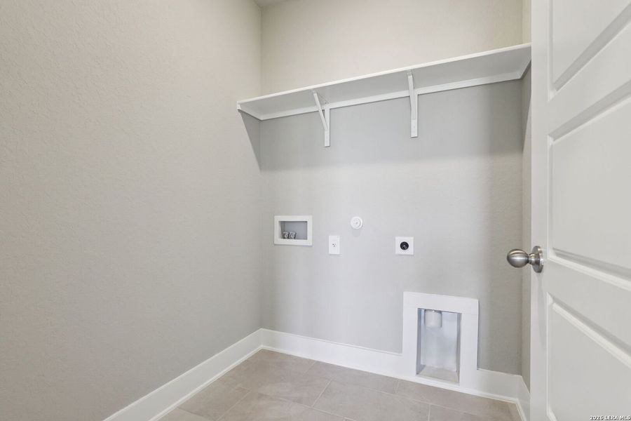 Spacious, unfurnished interior of a new home in Lark Canyon, New Braunfels (Image 53).