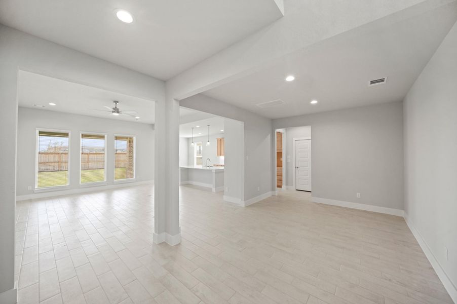 Spacious, unfurnished interior of a new home in Morton Creek Ranch, Katy (Image 21).