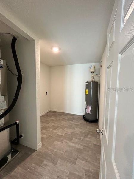 Spacious, unfurnished interior of a new home in Port Charlotte, Port Charlotte (Image 5).