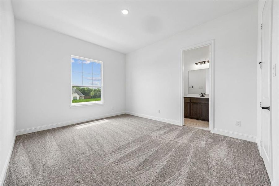 Spacious, unfurnished interior of a new home in Oak Creek Ranch, Midlothian (Image 18). Spacious, unfurnished interior of a new home in Oak Creek Ranch, Midlothian (Image 18).