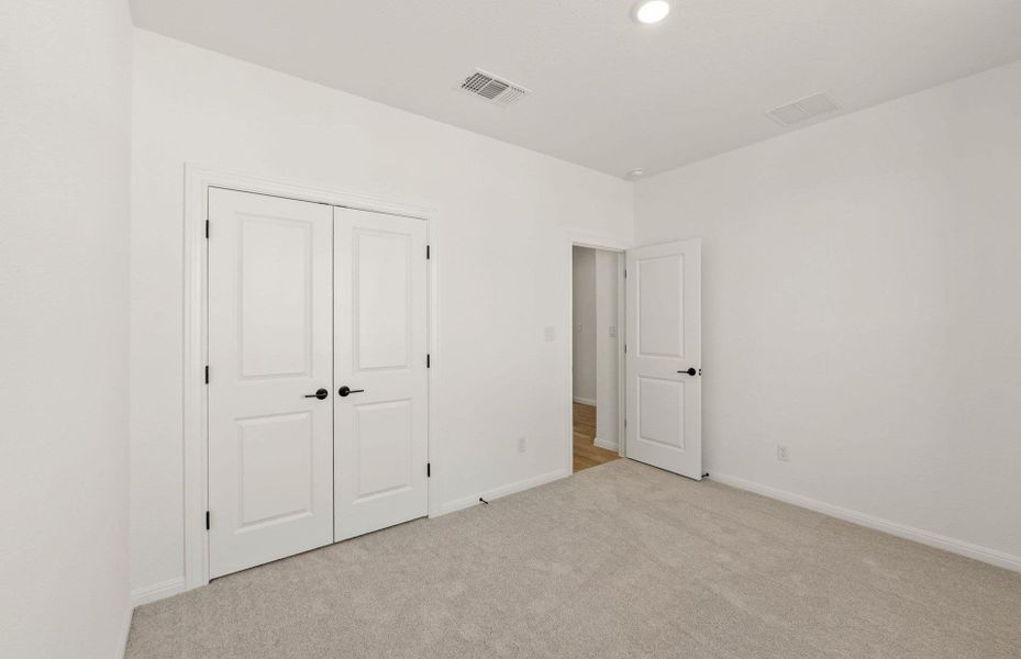 Spacious, unfurnished interior of a new home in Crescent Bluff, Georgetown (Image 15).