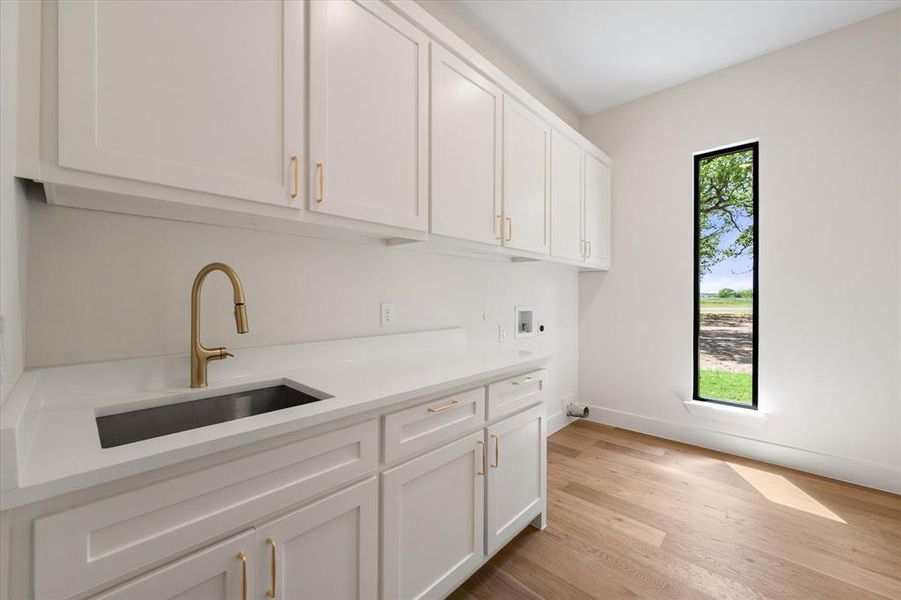 Furnished interior view inside a new home in , Corsicana (Image 15).