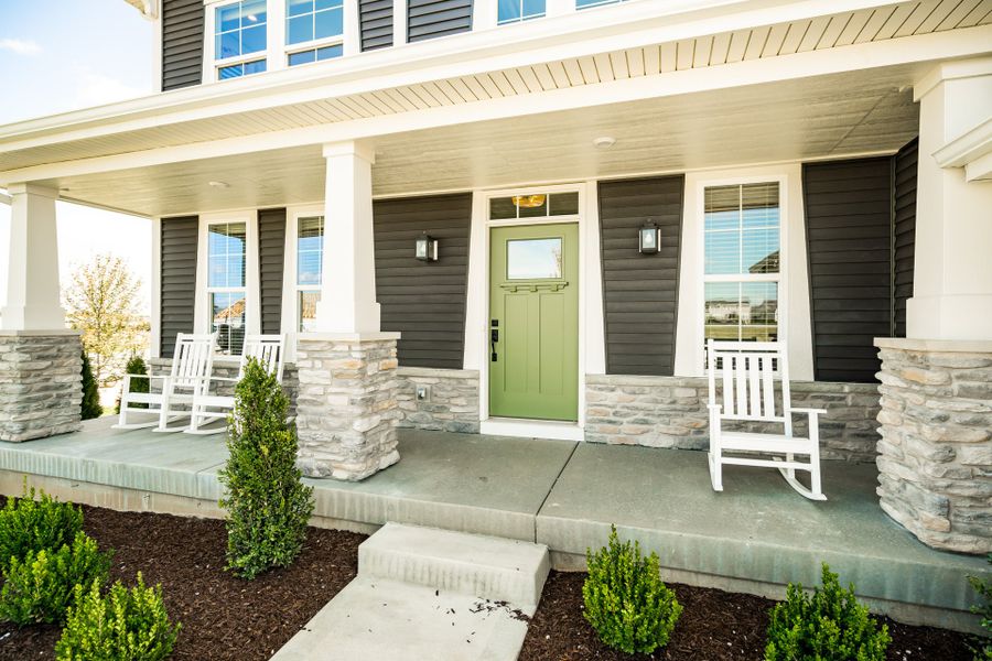 Representative exterior details of a home built from the Avery by Fischer Homes in Twin Lakes, Hoschton (Image 4).