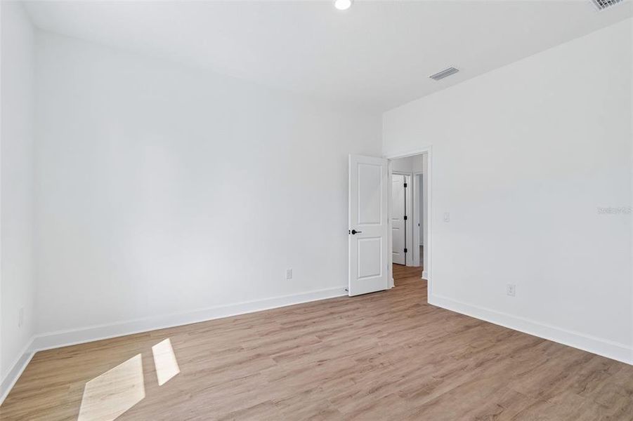 Spacious, unfurnished interior of a new home in , Weeki Wachee (Image 50).