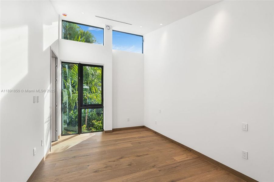 Spacious, unfurnished interior of a new home in , Coral Gables (Image 33).