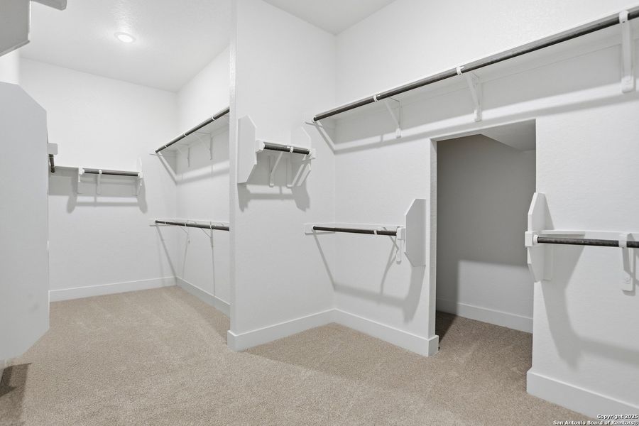 Spacious, unfurnished interior of a new home in Haby Hill 50s, San Antonio (Image 38).