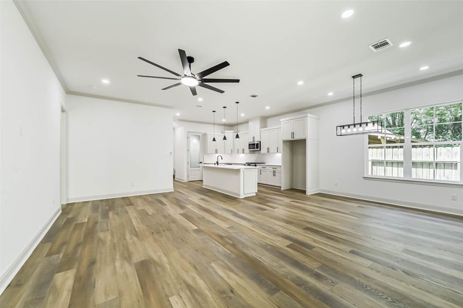 Spacious, unfurnished interior of a new home in , Tomball (Image 32). Spacious, unfurnished interior of a new home in , Tomball (Image 32).