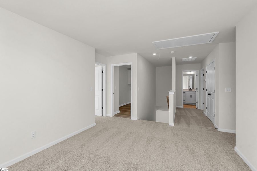 Spacious, unfurnished interior of a new home in Lynbrook, Boiling Springs (Image 22).