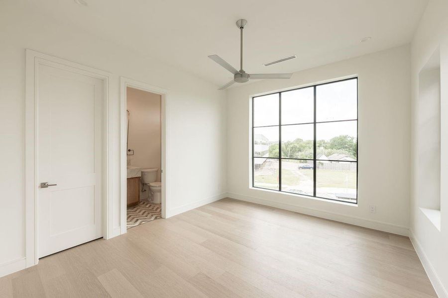 Architectural details often reveal themselves in the simplest spaces. Oversized RAM Windows introduce natural light while framing views with clean black sightlines, adding depth and character without ever competing for attention.