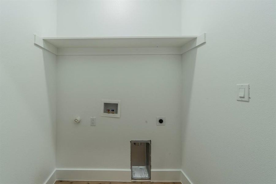 Spacious, unfurnished interior of a new home in , Log Cabin (Image 10).