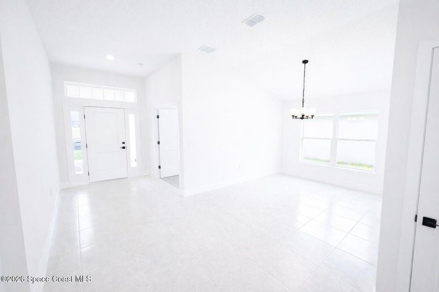 Spacious, unfurnished interior of a new home in St. John's Preserve, Palm Bay (Image 10).