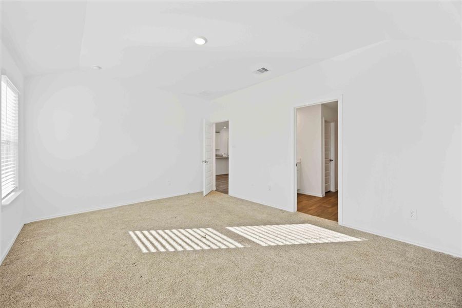 Spacious, unfurnished interior of a new home in Tamarron, Fulshear (Image 21).