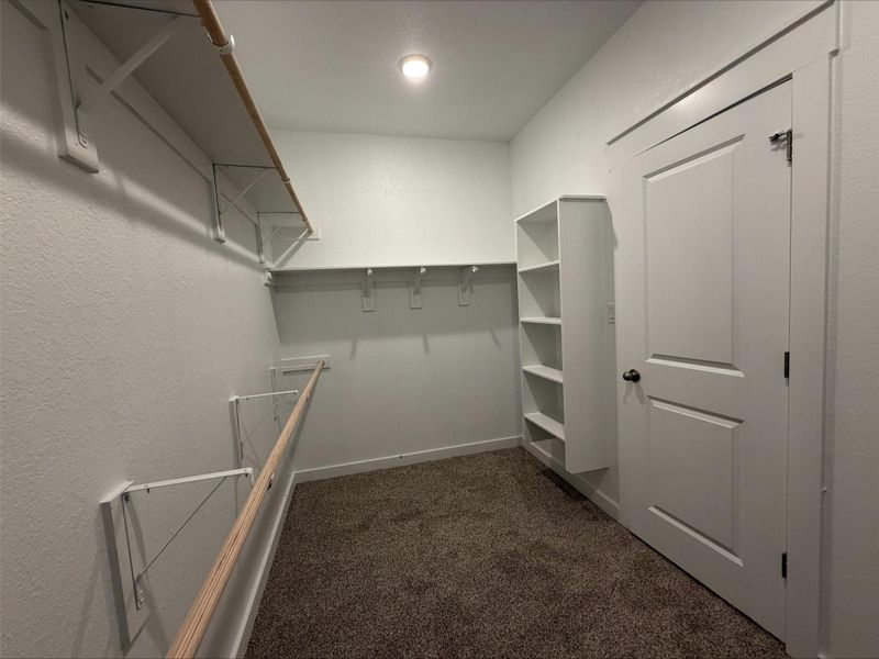 Spacious, unfurnished interior of a new home in Creeks Crossing, Elgin (Image 17).