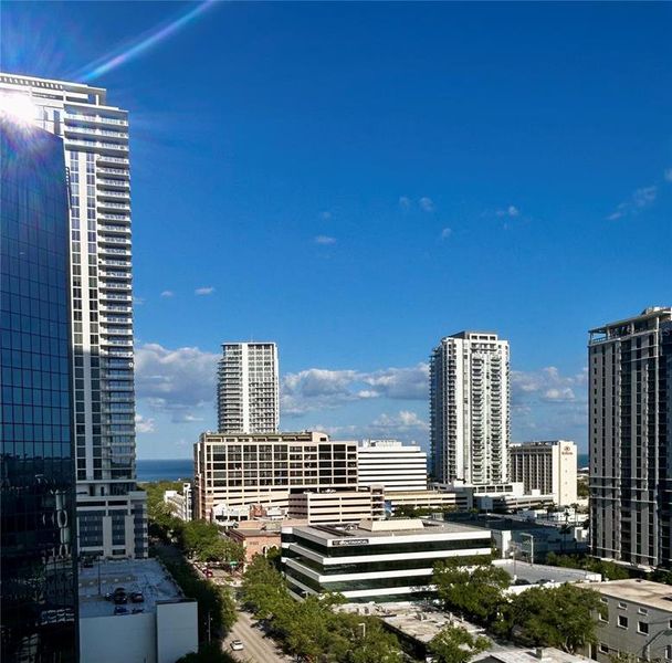 Condo located in St. Petersburg, FL showcasing its design and architecture (Image 4).