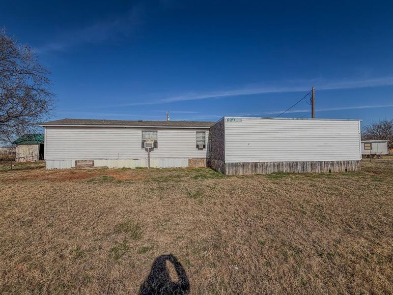 Exterior details and patio area of a home in , Weatherford (Image 16).