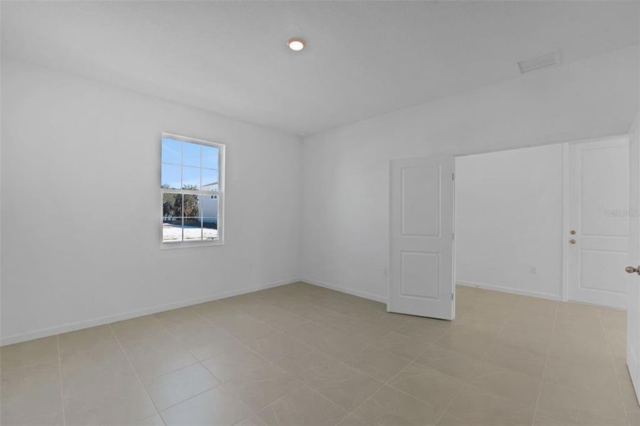 Spacious, unfurnished interior of a new home in Willowbrook North, Winter Haven (Image 20).