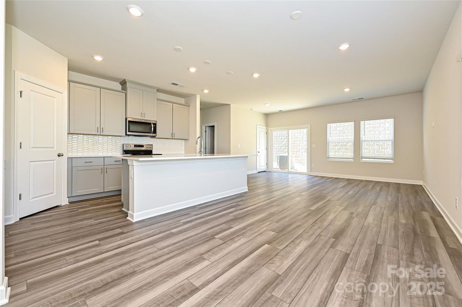 Spacious, unfurnished interior of a new home in Galloway Ridge, Charlotte (Image 9).