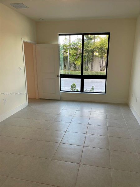 Spacious, unfurnished interior of a new home in , Doral (Image 11).