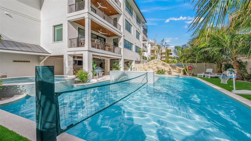 Condo located in Sarasota, FL showcasing its design and architecture (Image 3).