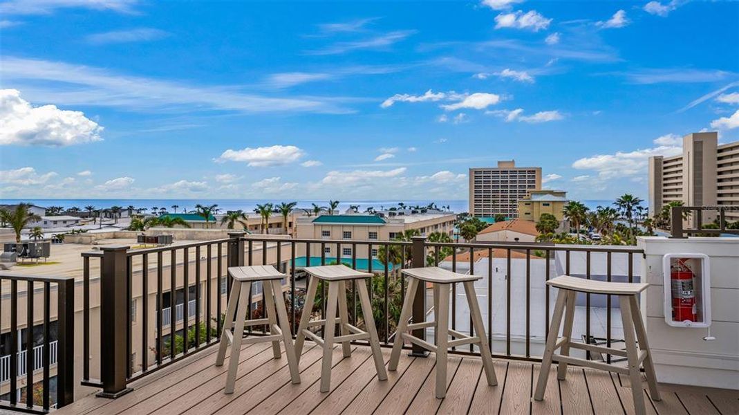 Condo located in Sarasota, FL showcasing its design and architecture (Image 4).