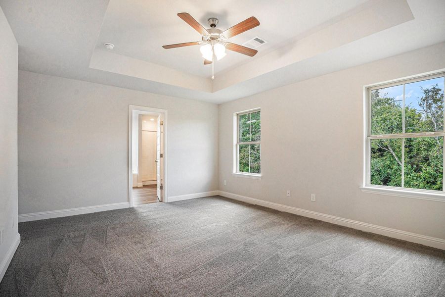 Spacious, unfurnished interior of a new home in Bayou Maison, Dickinson (Image 15).