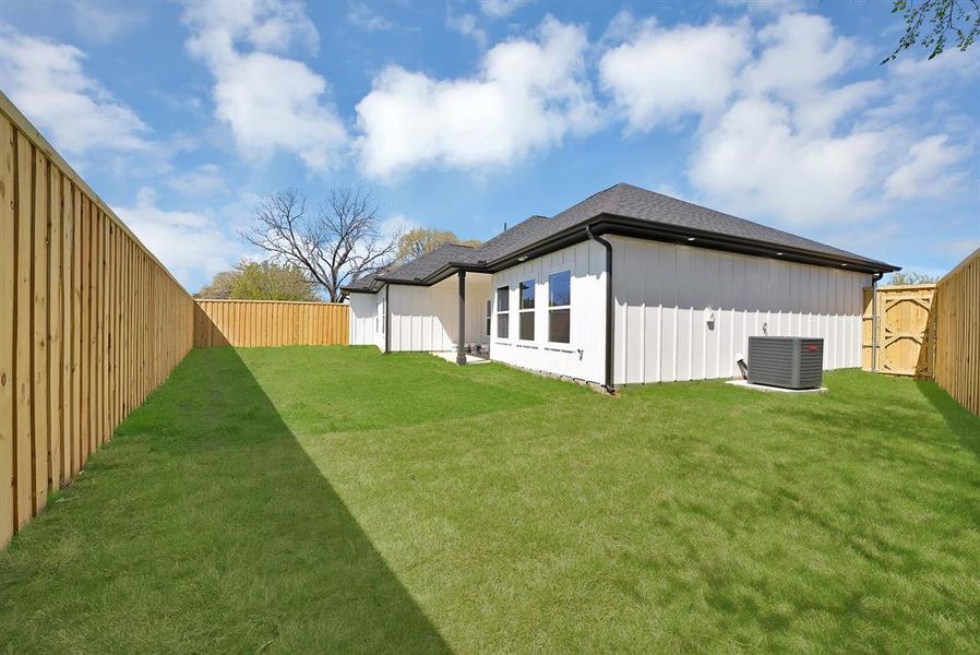 Exterior details and patio area of a home in , The Colony (Image 4).