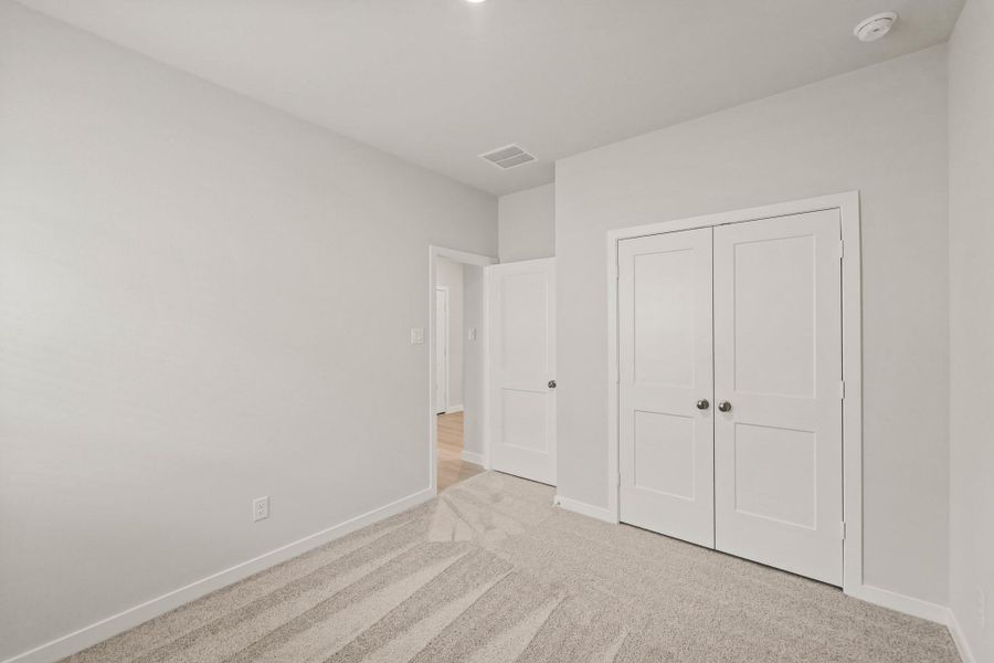 Spacious, unfurnished interior of a new home in Caney Mills, Conroe (Image 19).