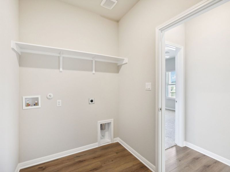 Spacious, unfurnished interior of a new home in Big Sky Ranch - Reserve Collection, Dripping Springs (Image 12).