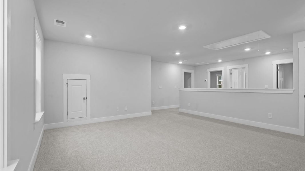 Notable carpeted loft designed with high standards and refined finishes Notable carpeted loft designed with high standards and refined finishes