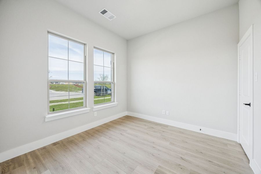 Spacious, unfurnished interior of a new home in Dove Hollow, Waxahachie (Image 17).
