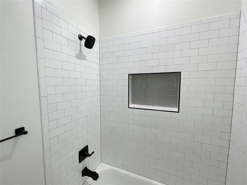 Bathroom featuring tiled shower / bath combo