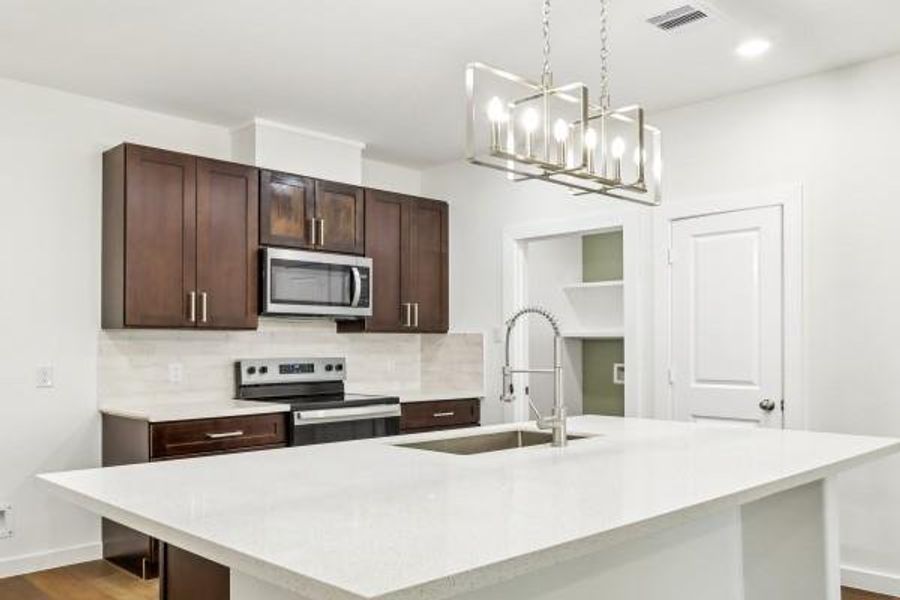Luxurious quartz island perfect for cooking and entertaining. Luxurious quartz island perfect for cooking and entertaining.