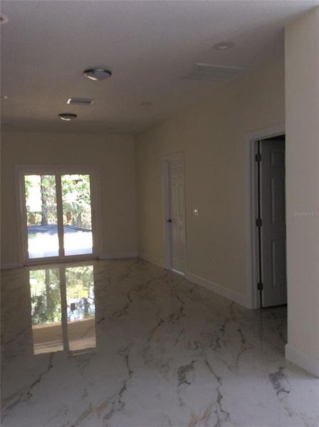 Spacious, unfurnished interior of a new home in , Tampa (Image 5).